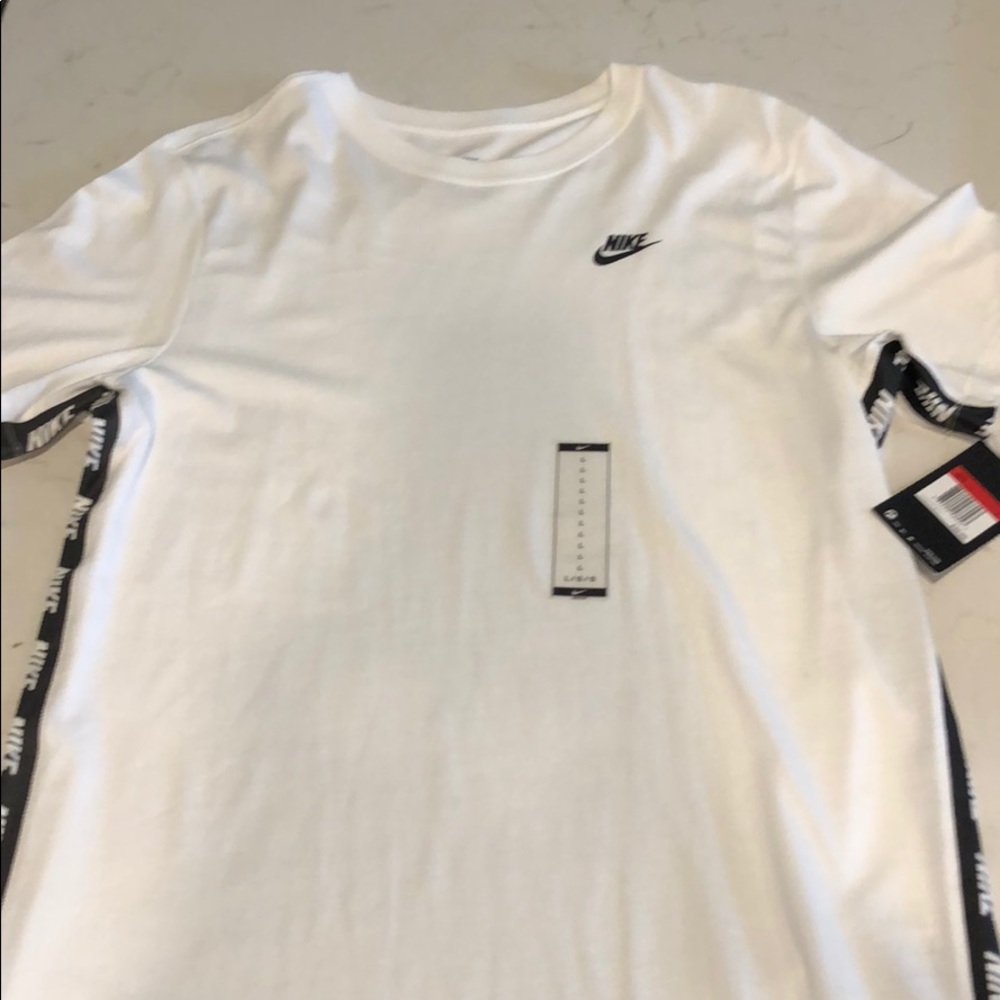 Never worn. White nike tee